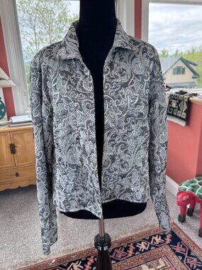 Chicos open front, crop jacket. Size L